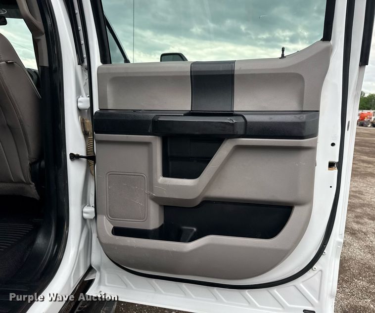 image for item EG5831 2019 Ford F550 Super Duty Crew Cab flatbed truck