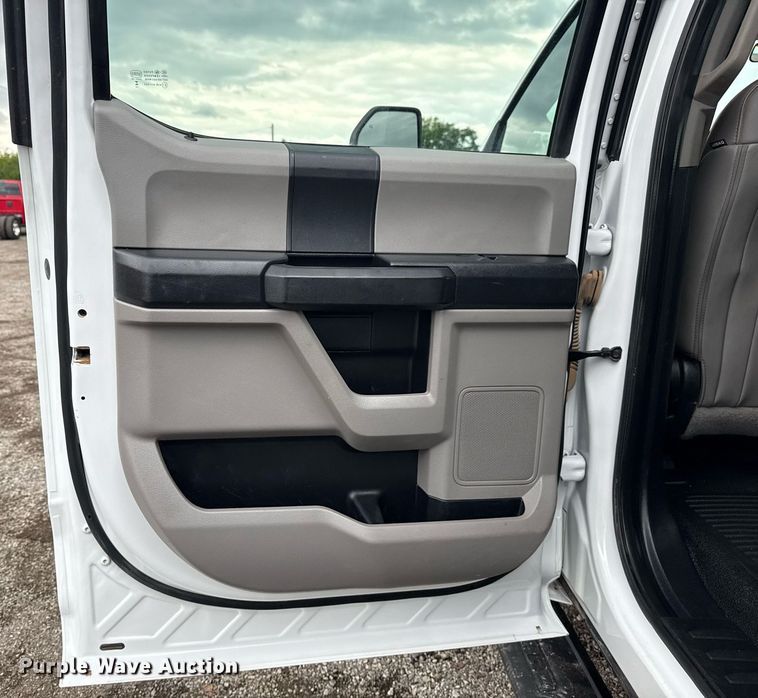 image for item EG5831 2019 Ford F550 Super Duty Crew Cab flatbed truck