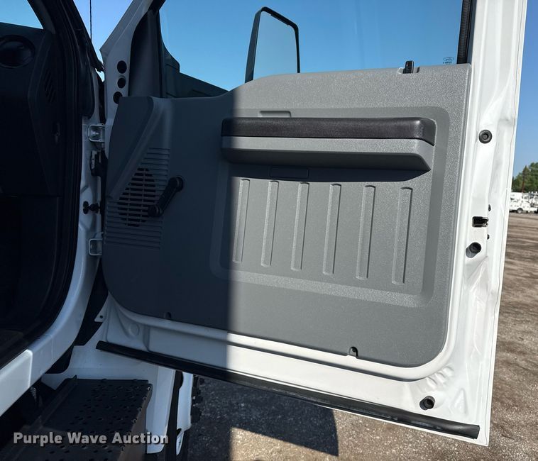 image for item EG5835 2016 Ford F650 Super Duty box truck