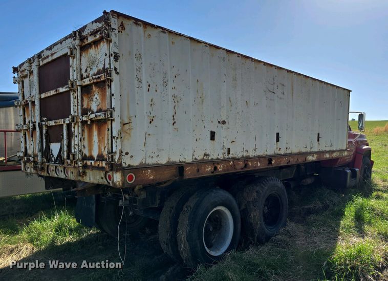 image for item EH8865 1987 GMC C7 grain truck