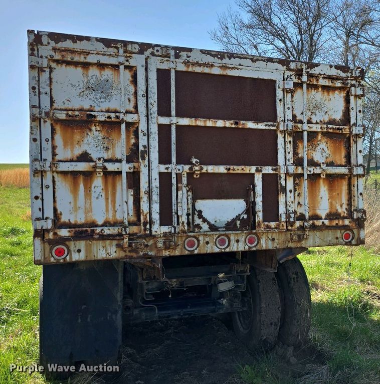 image for item EH8865 1987 GMC C7 grain truck