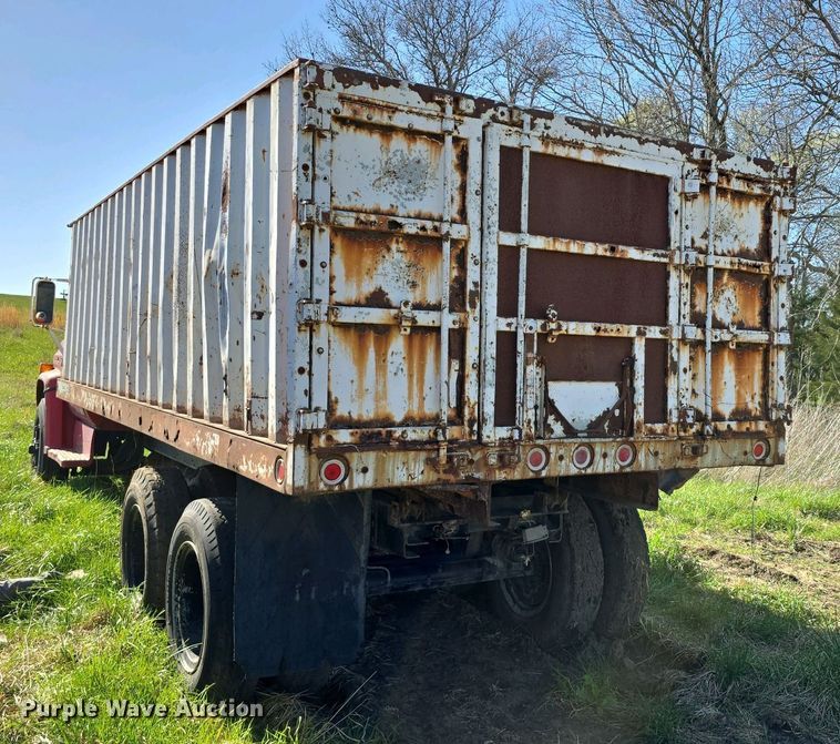 image for item EH8865 1987 GMC C7 grain truck