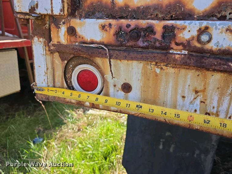 image for item EH8865 1987 GMC C7 grain truck