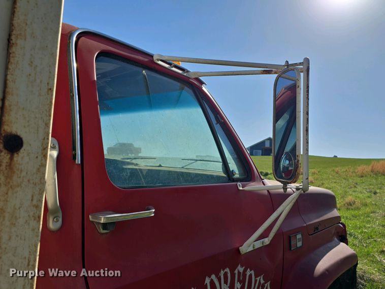 image for item EH8865 1987 GMC C7 grain truck