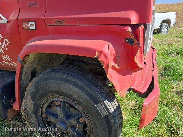 image for item EH8865 1987 GMC C7 grain truck