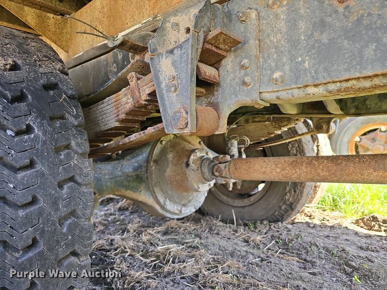 image for item EH8865 1987 GMC C7 grain truck