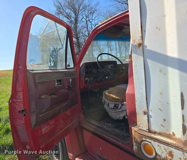 image for item EH8865 1987 GMC C7 grain truck