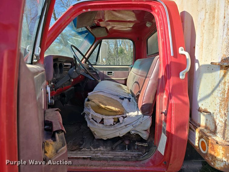 image for item EH8865 1987 GMC C7 grain truck