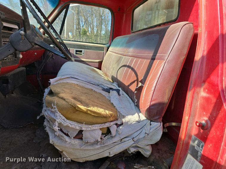 image for item EH8865 1987 GMC C7 grain truck