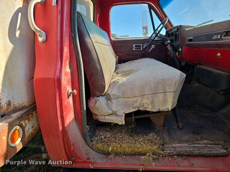 image for item EH8865 1987 GMC C7 grain truck