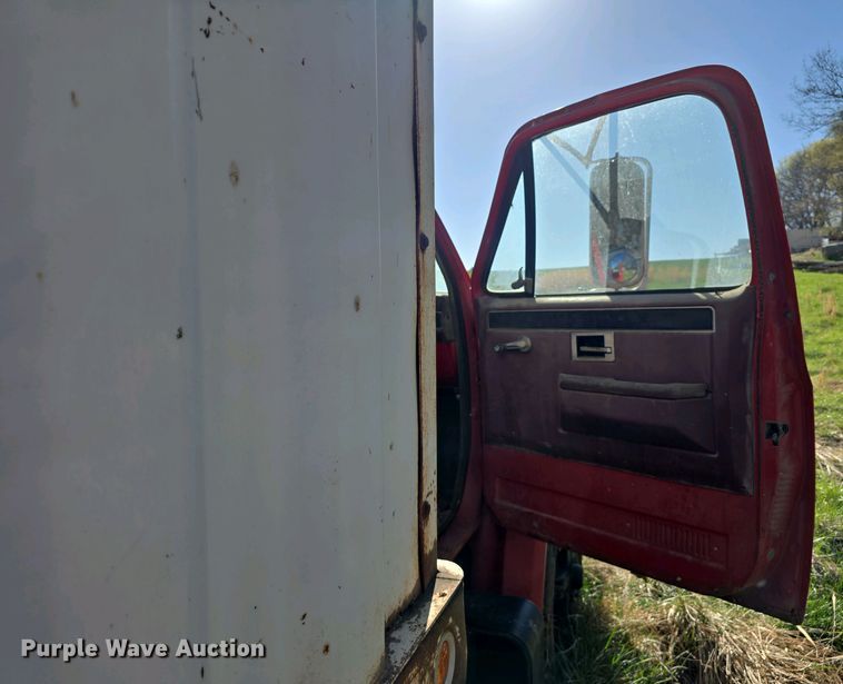 image for item EH8865 1987 GMC C7 grain truck