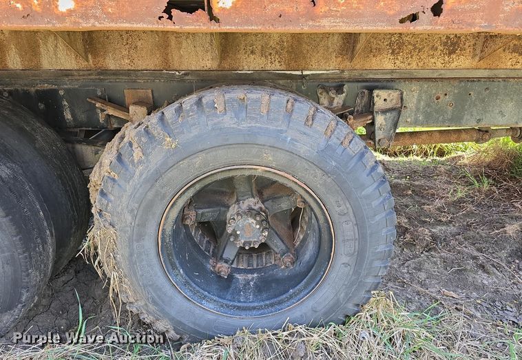 image for item EH8865 1987 GMC C7 grain truck