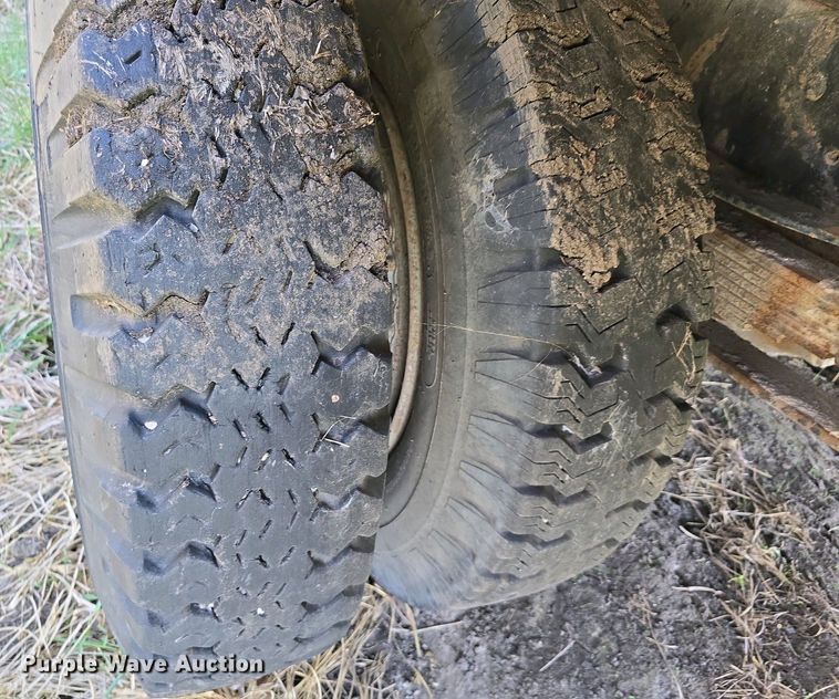 image for item EH8865 1987 GMC C7 grain truck