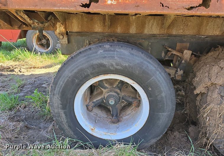 image for item EH8865 1987 GMC C7 grain truck