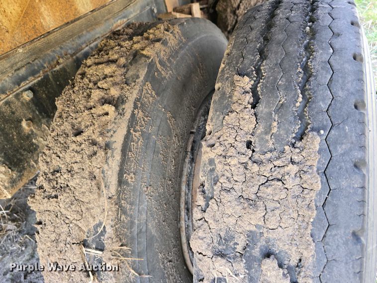 image for item EH8865 1987 GMC C7 grain truck