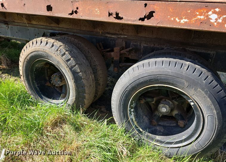 image for item EH8865 1987 GMC C7 grain truck