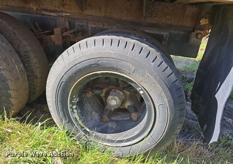 image for item EH8865 1987 GMC C7 grain truck