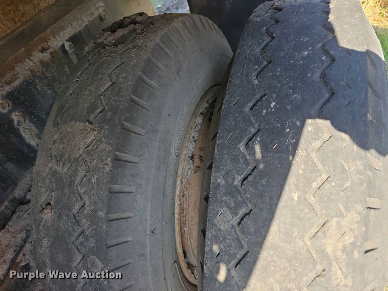 image for item EH8865 1987 GMC C7 grain truck