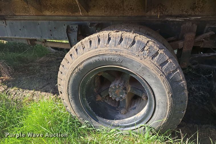 image for item EH8865 1987 GMC C7 grain truck