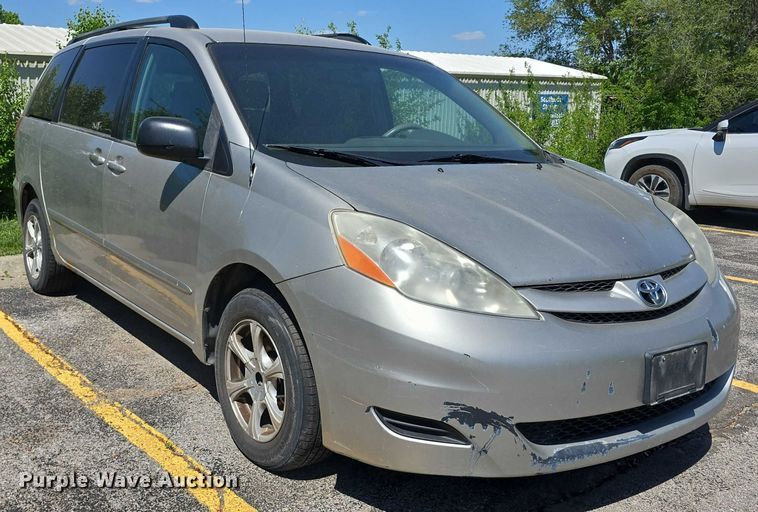 image for item EH8954 2006 Toyota Sienna LE van