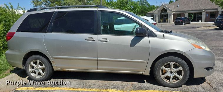 image for item EH8954 2006 Toyota Sienna LE van
