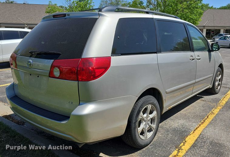 image for item EH8954 2006 Toyota Sienna LE van
