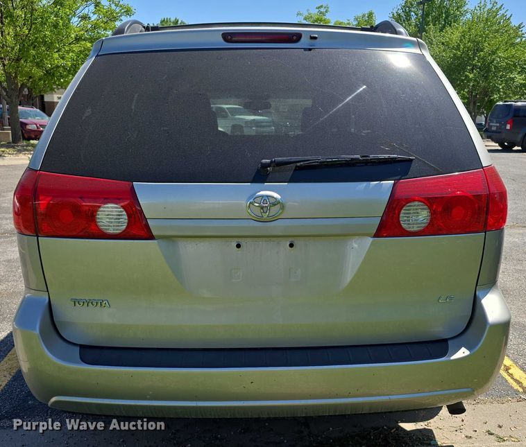 image for item EH8954 2006 Toyota Sienna LE van