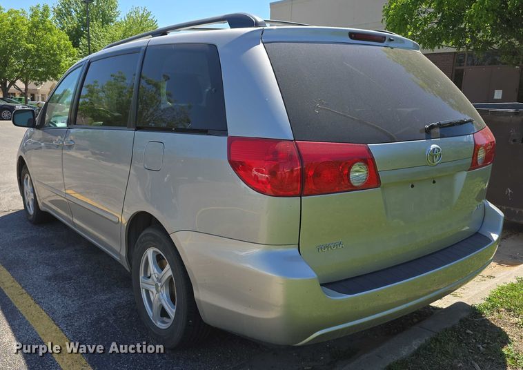 image for item EH8954 2006 Toyota Sienna LE van