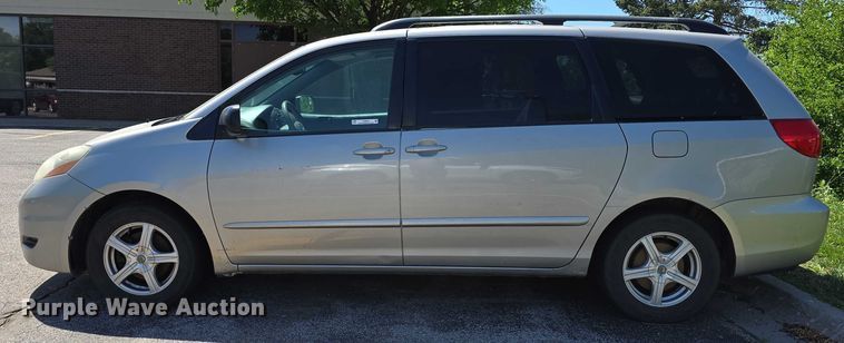 image for item EH8954 2006 Toyota Sienna LE van
