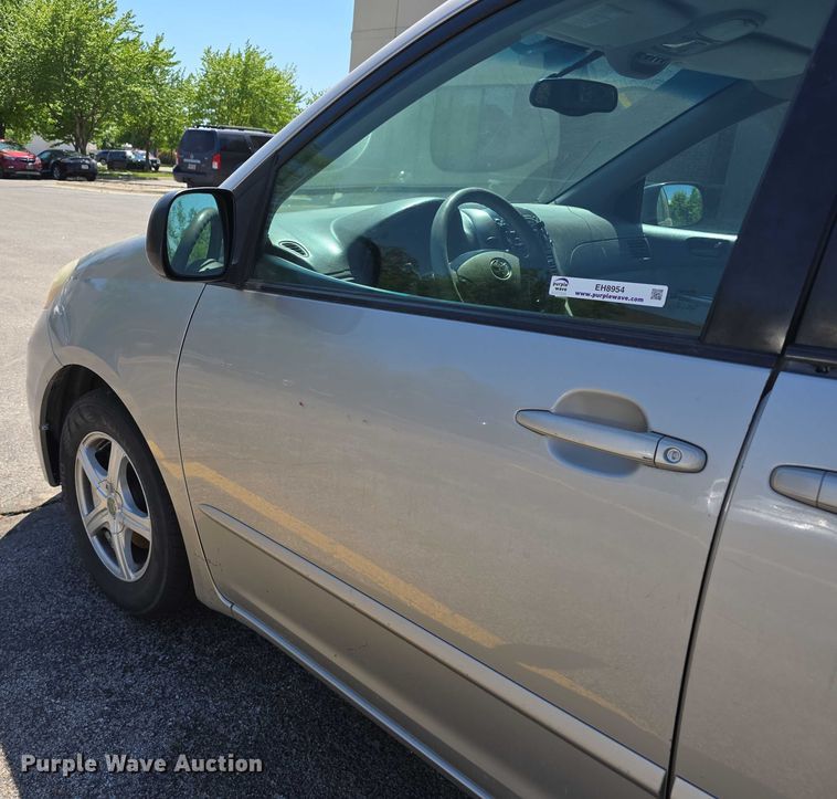 image for item EH8954 2006 Toyota Sienna LE van