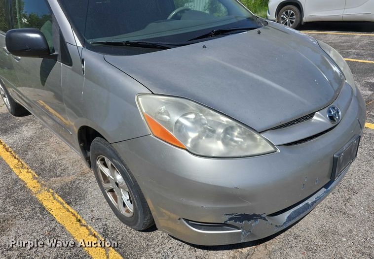 image for item EH8954 2006 Toyota Sienna LE van