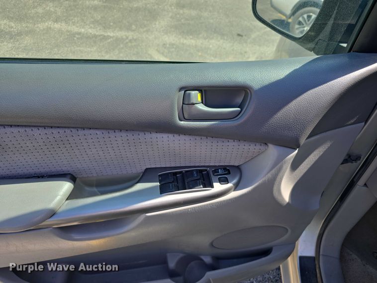 image for item EH8954 2006 Toyota Sienna LE van