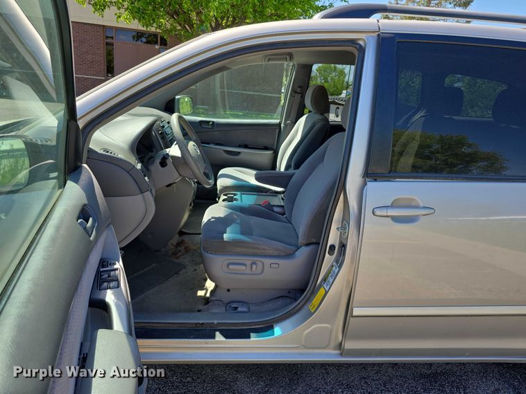 image for item EH8954 2006 Toyota Sienna LE van