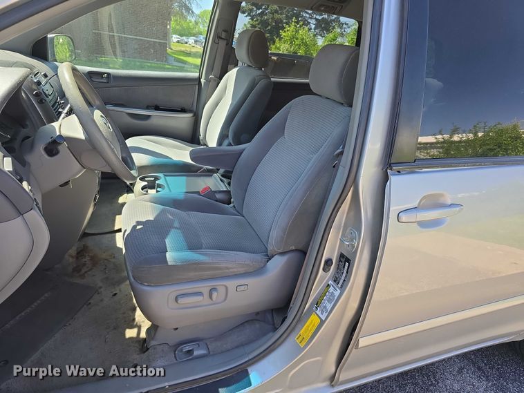 image for item EH8954 2006 Toyota Sienna LE van