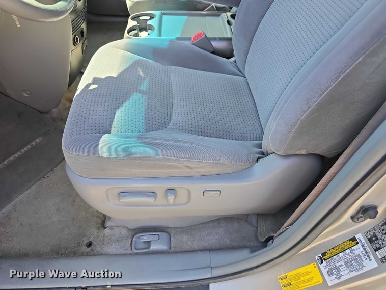 image for item EH8954 2006 Toyota Sienna LE van