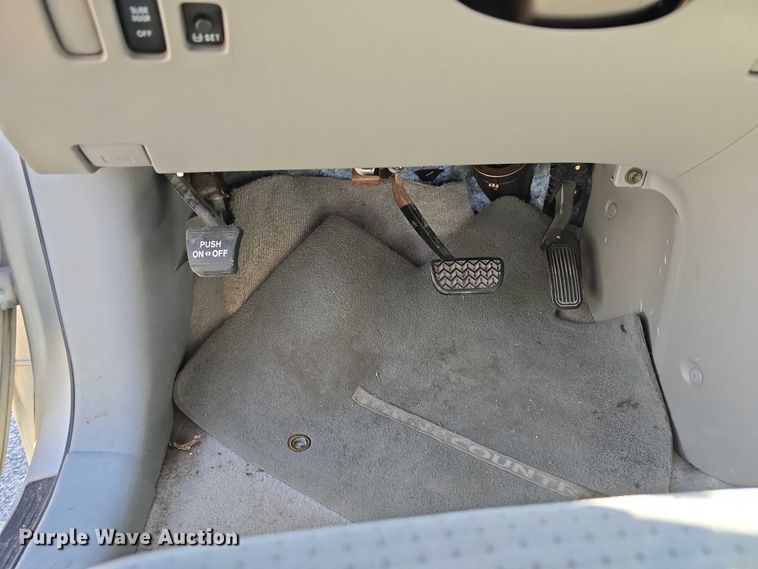 image for item EH8954 2006 Toyota Sienna LE van