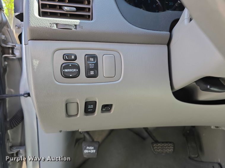 image for item EH8954 2006 Toyota Sienna LE van