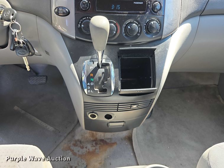 image for item EH8954 2006 Toyota Sienna LE van