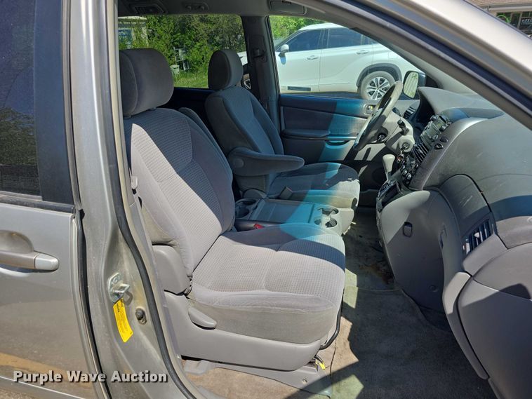 image for item EH8954 2006 Toyota Sienna LE van