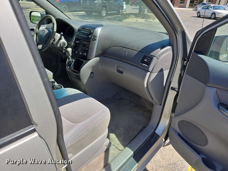 image for item EH8954 2006 Toyota Sienna LE van
