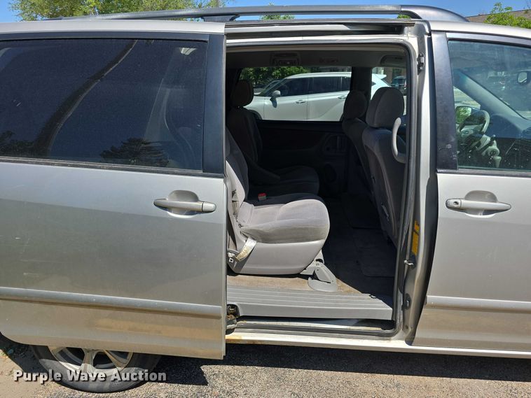 image for item EH8954 2006 Toyota Sienna LE van