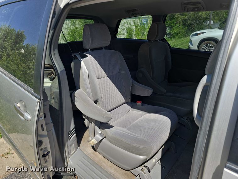 image for item EH8954 2006 Toyota Sienna LE van