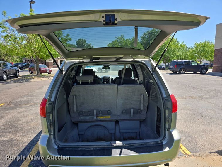 image for item EH8954 2006 Toyota Sienna LE van