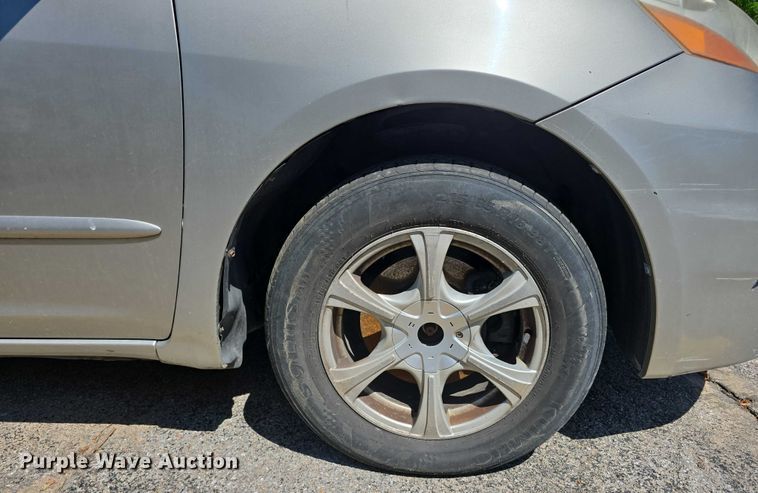 image for item EH8954 2006 Toyota Sienna LE van