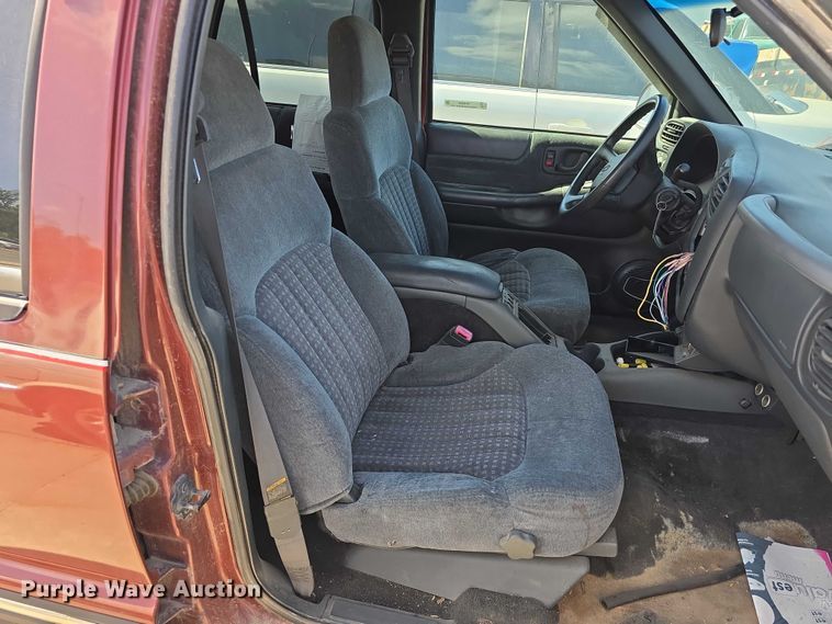 image for item EH8958 1999 Chevrolet Blazer LS SUV