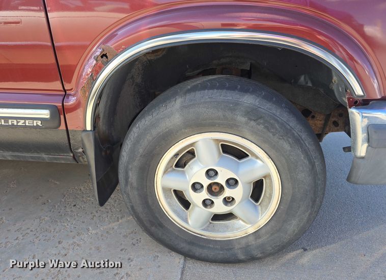 image for item EH8958 1999 Chevrolet Blazer LS SUV
