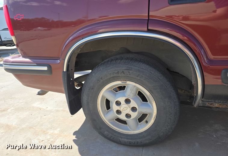 image for item EH8958 1999 Chevrolet Blazer LS SUV