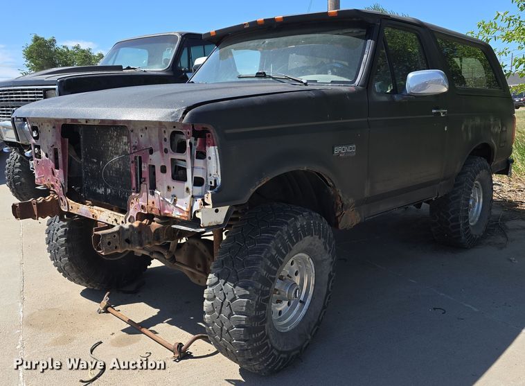 image for item EH8963 1996 Ford Bronco XLT SUV