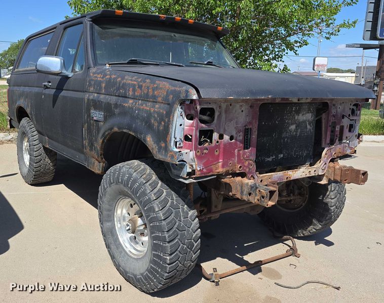 image for item EH8963 1996 Ford Bronco XLT SUV