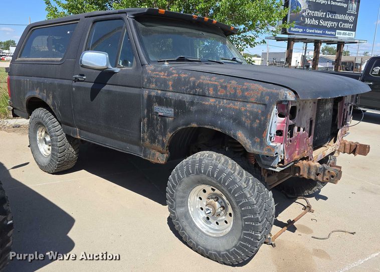 image for item EH8963 1996 Ford Bronco XLT SUV